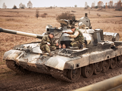 outdoor_action_tank_driving_12227.jpg